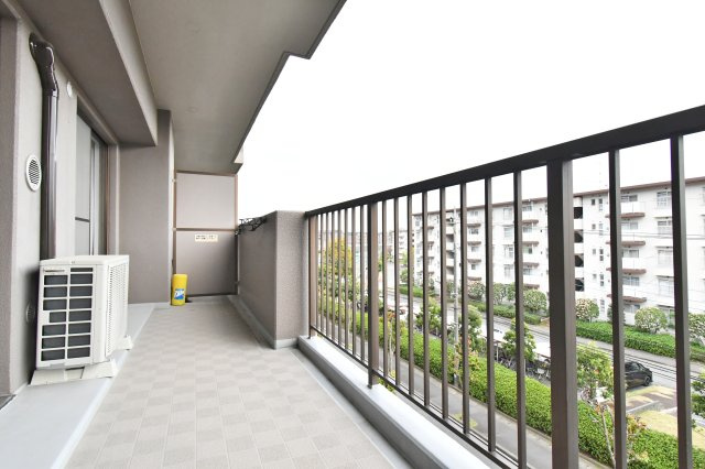 ヴィルヌーブ大宮のバルコニー|南側の陽射したっぷりのワイドバルコニーには、たくさんのお洗濯物を干すことができます。２部屋からの出入りが可能で、大変便利です。４階なので開放的です。明るい日差しと気持ちの良い風をお家に届けます！