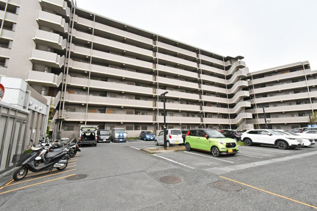 ヴィルヌーブ大宮の駐車場|大変便利な平面敷地内駐車場です。バイクも停められます。住人の方に会ってご挨拶をするうちに、お知り合いがたくさんできてコミュニティーでの生活がきっと楽しくなりますよ。