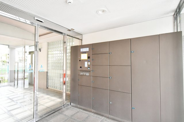 ヴィルヌーブ大宮の設備|宅配ボックスが設置されているので、対面で荷物を受け取らなくても大丈夫です。時間を気にしたり、最寄りのコンビニまで受け取りにいく手間と時間を省くことができるのが嬉しいポイントですね！