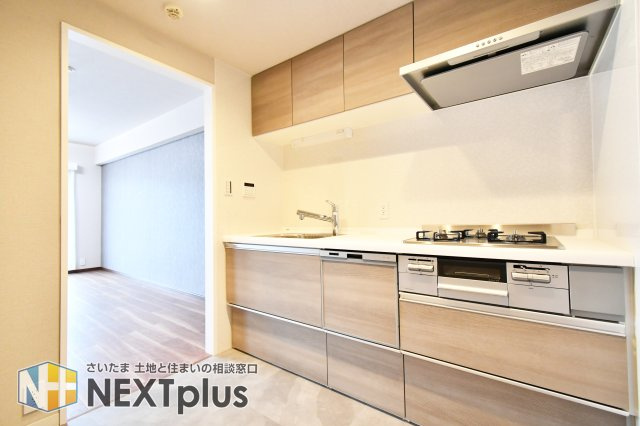 ヴィルヌーブ大宮のキッチン|独立キッチンでは、お料理に没頭することができます。散らかっていても周りから見えませんし、油や匂いがリビングまで届きにくいのも嬉しいポイントです！ベビーゲートを付ければ、小さいお子様がいても安心です。