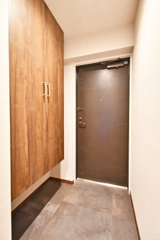 ヴィルヌーブ大宮の玄関|シューズボックス下にはスペースがあるため、外遊びのボールや砂場セット等も室内に持ち込まずに収納することが出来ます。急な来客時には散らかった靴もサッと下に置き、出入りもしやすくなります。