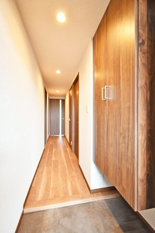 ヴィルヌーブ大宮の玄関|トールサイズのシューズボックスですので、ご家族分の靴がしっかり収納する事ができます！ブーツや長靴などの季節ものや、高さのあるヒールなどもまとめて収納できるのが嬉しいポイントです。