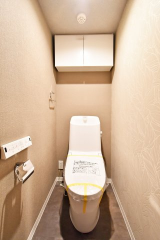 ヴィルヌーブ大宮のトイレ|お洒落なクロスが素敵な、落ち着いたトイレ空間です。トイレ上部には棚があり、トイレットペーパーや掃除用品などを収納することができるため、いつでもスッキリと片付きます。
