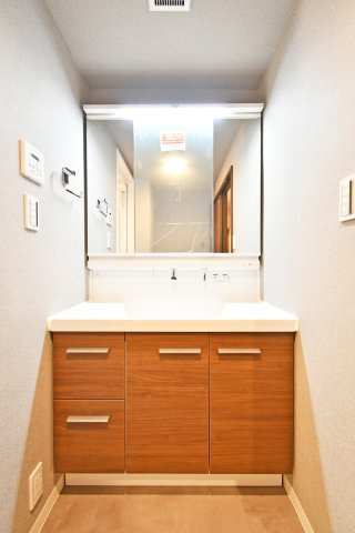 ヴィルヌーブ大宮の独立洗面台|木目調のキレイな洗面台には、ご家族のタオルやパジャマなどが収納できます。スッキリとした洗面台で、毎朝のお支度も気持ちよく整えることができ、明るい気持ちで１日をスタートできますね！