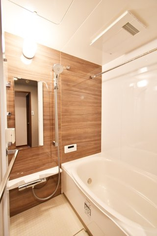 ヴィルヌーブ大宮の浴室|木目調の落ち着いた雰囲気のバスルームで、一日の疲れをしっかりとることができますね。お子様と遊びながら入ったり、お一人でゆったりと半身浴したり、毎日の癒し時間をとってパワーチャージして下さい！