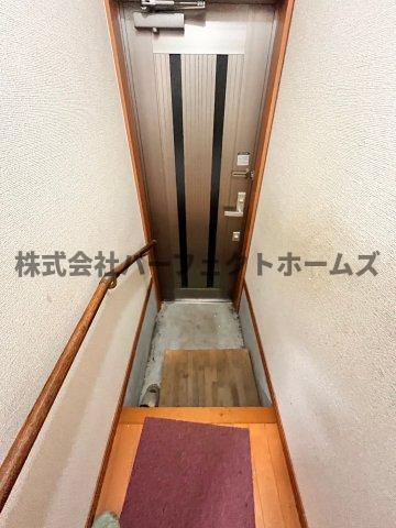 東香里園町戸建　賃貸の玄関|収納もある玄関です