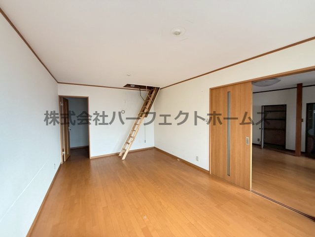 東香里園町戸建　賃貸の居間・リビング|ゆったりとした居間です