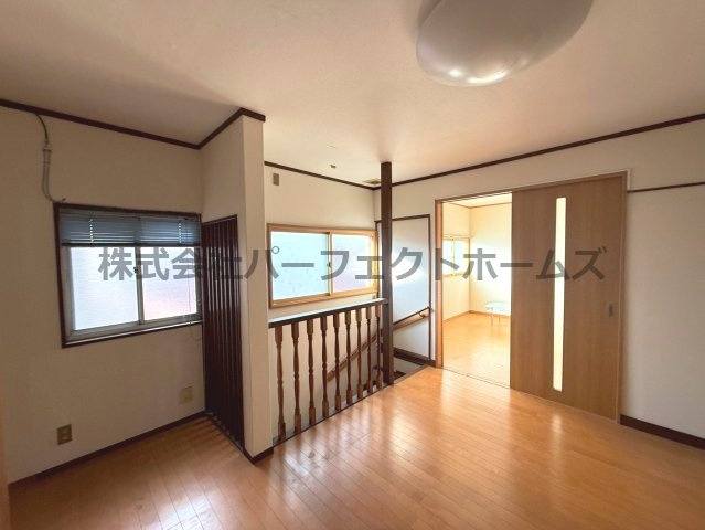 東香里園町戸建　賃貸の居間・リビング|こちらのリビングで趣味の時間をお楽しみください