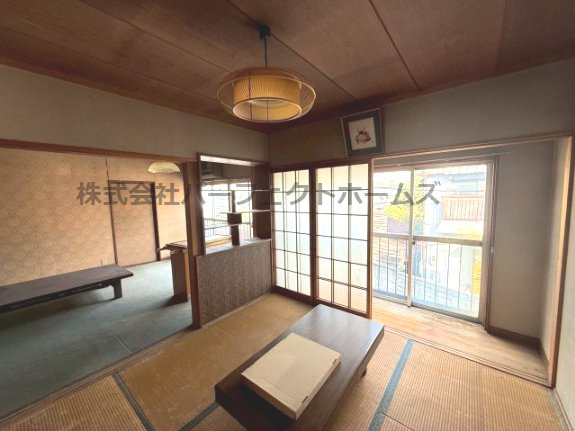 東香里園町戸建　賃貸の居間・リビング|ゆったり過ごせるリビングです