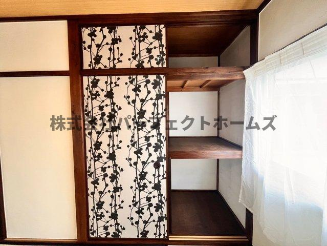 招提南町3丁目戸建　賃貸の内装|明るい室内です