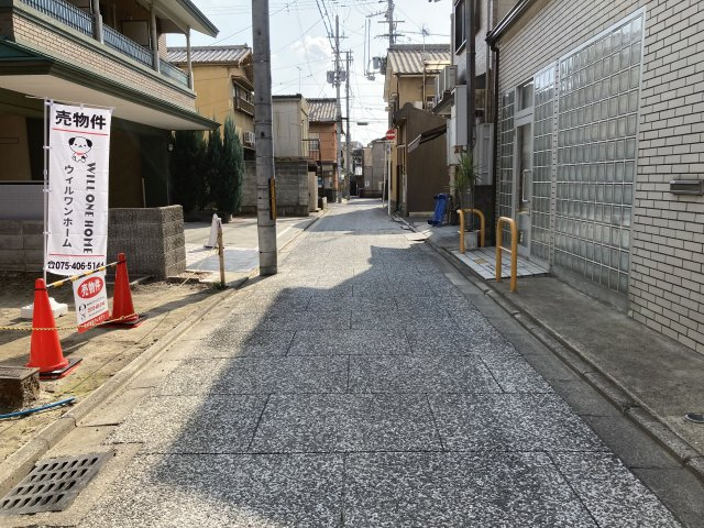 西新屋敷上之町　建築条件付売土地の前面道路含む現地写真