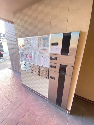 西宮市中前田町の賃貸マンションの外観|便利な宅配ボックス完備♪