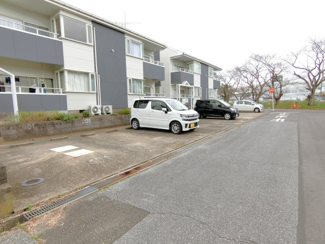 リバーサイドヒルズヤマダの駐車場