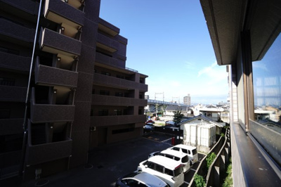 【展望】 | 【上質リノベ】アーバンビュー府中八幡 | 【眺望】
前面の建物と間がかなり開いており、
青空がのぞめる。
また、ここは1Fとは思えない高さにあり
都会のようなバルコニーみたいな息苦しさは感じずに過ごせそう。