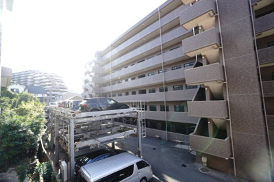 【展望】 | 【上質リノベ】アーバンビュー府中八幡 | 【四季を感じる】
四季の移ろい・爽やかな青空や風を感じられ
自然を愉しめるパノラマビュー。
毎日の暮らしに余裕を感じさせてくれる、
遮る物の無い開放的な眺望を是非、ご堪能ください。