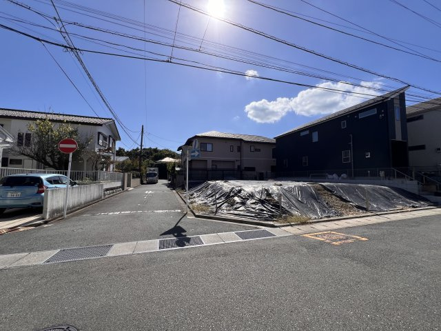 閑静な住宅街　建築条件付き　整形地の前面道路含む現地写真|前面道路
