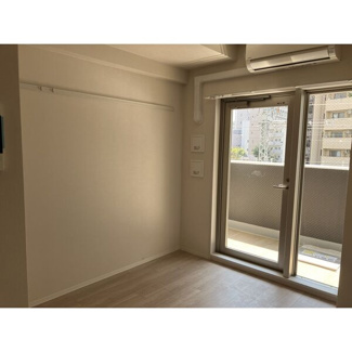 【洋室】 | エスリードレジデンス梅田デュオ | 落ち着いた色調の洋室です