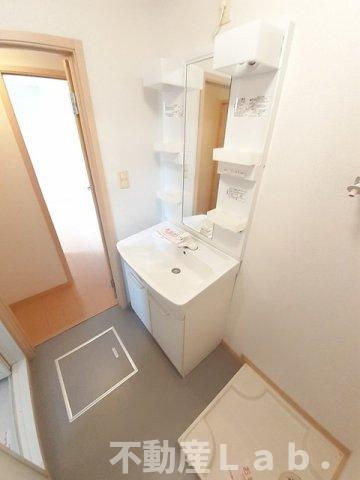 サンヒルズ城南Ｄの洗面所|明るい洗面所です