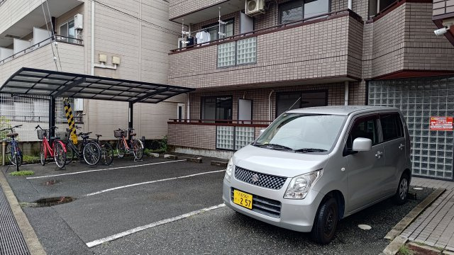 クリヨン千里北の駐車場
