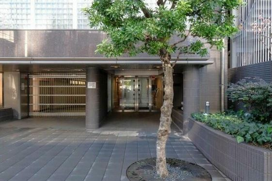 コンフォリア西早稲田のエントランス