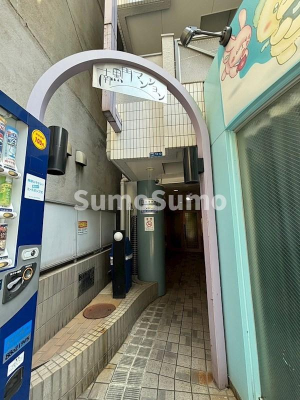 大阪市中央区日本橋２丁目の賃貸マンションのエントランス