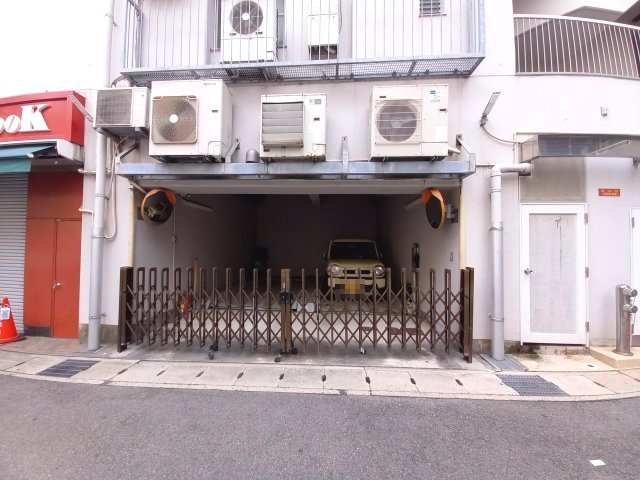 クアトロ神戸の駐車場