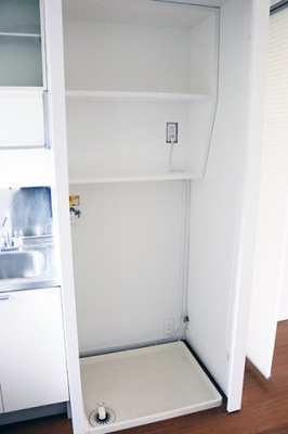 【設備】 | サンシャインマンション | 洗濯機置き場に洗剤等収納棚もしかもロールスクリーン付きですよ