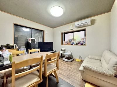 【居間・リビング】 | 葛飾区水元1丁目中古住宅 | 【居間・リビング】「ＬＤＫは家族団らんをデザイン」広いＬＤＫでは家族が集まり一緒の時間を過ごせる工夫がされております。何気ない一日の当たり前のひとコマがいつか一生の宝物になります