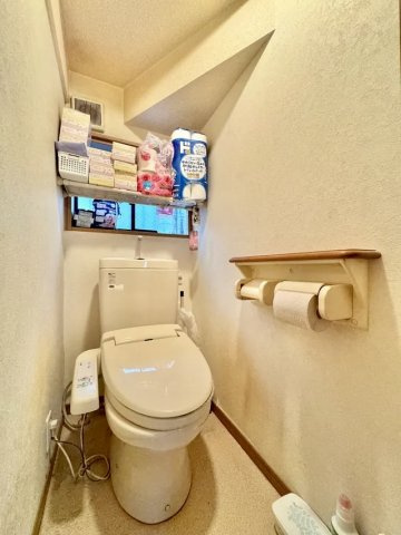 葛飾区水元1丁目中古住宅のトイレ|【トイレ】 温水洗浄便座機能付きトイレ。温水洗浄便座は清潔にお使いいただくための大切なアイテムです。