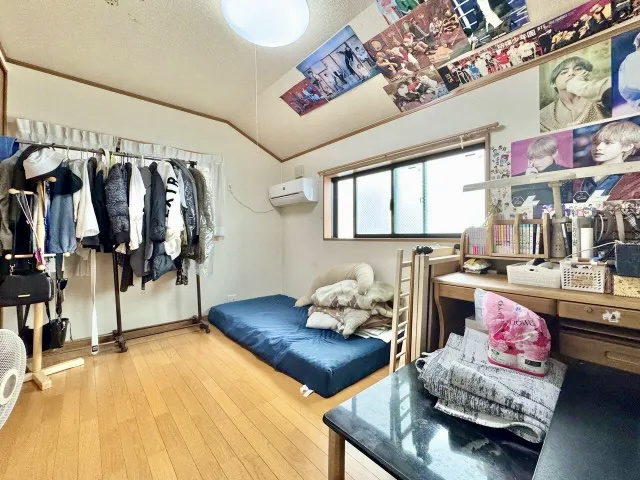 葛飾区水元1丁目中古住宅の洋室|【洋室】快適に過ごす条件は、一人ひとり違います。だからこそ飾り過ぎないシンプルな内装と偏り過ぎないデザインで統一しております。居住していく中でオーナー様だけの【マイホーム】に創り上げて下さい