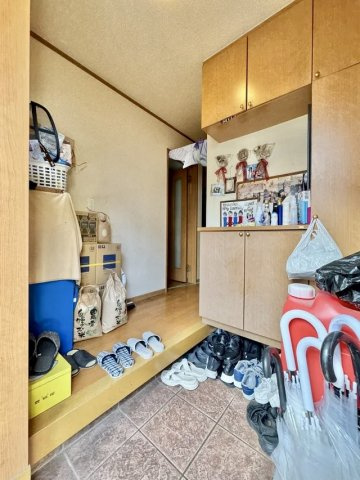 葛飾区水元1丁目中古住宅の玄関|【玄関】玄関には大型のシューズクローゼットを設置しておりますのでいつでもスッキリりとした空間を保てます。玄関周りを清潔に使うのはとても大事なことですよね。