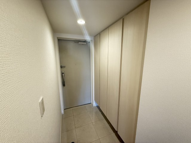 レーベンリヴァーレ南大沢　ヒルズ棟の玄関|～大容量収納可能なシューズボックス～