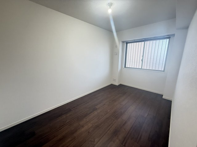 レーベンリヴァーレ南大沢　ヒルズ棟の洋室|～玄関入って右手、6.0帖の洋室です～