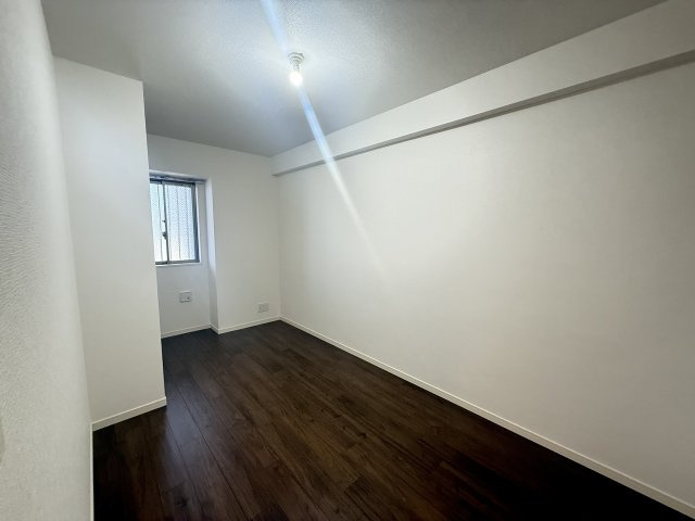 レーベンリヴァーレ南大沢　ヒルズ棟の子供部屋|～玄関入って左手、6.4帖の洋室です～