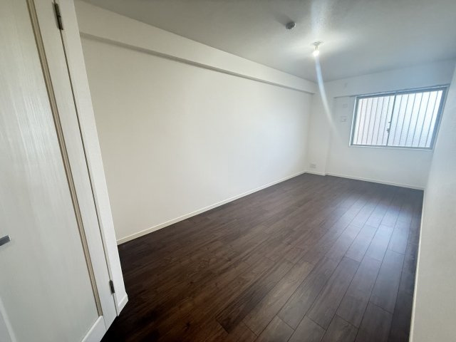 レーベンリヴァーレ南大沢　ヒルズ棟の寝室|～9.0帖の主寝室　ベッドなど大型家具のレイアウトも楽しめる広さです～