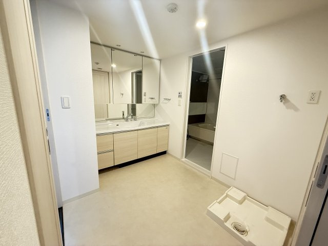 レーベンリヴァーレ南大沢　ヒルズ棟の脱衣所|～ゆとりある広さの脱衣所～