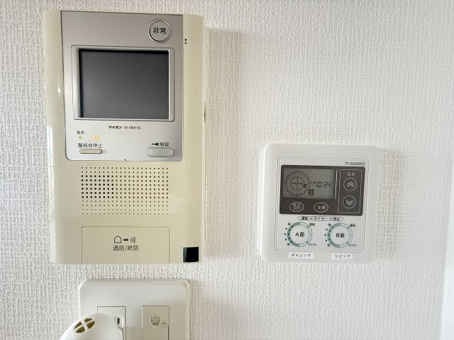 レーベンリヴァーレ南大沢　ヒルズ棟のセキュリティ|～TVモニター付インターホン　訪問者の確認に便利です～
