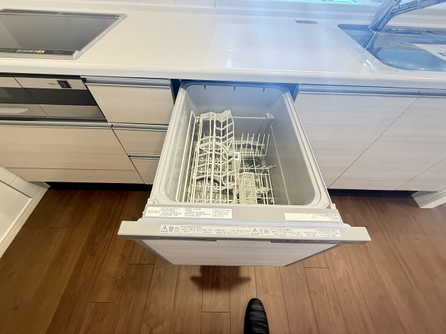 レーベンリヴァーレ南大沢　ヒルズ棟のキッチン|～食洗機付き　食事後の食器洗いはお任せ、家族でゆっくりとくつろげます～