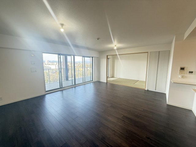 レーベンリヴァーレ南大沢　ヒルズ棟の居間・リビング|～22.2帖の明るく開放的なLDK、家族団欒の時間をお過ごしいただけます～