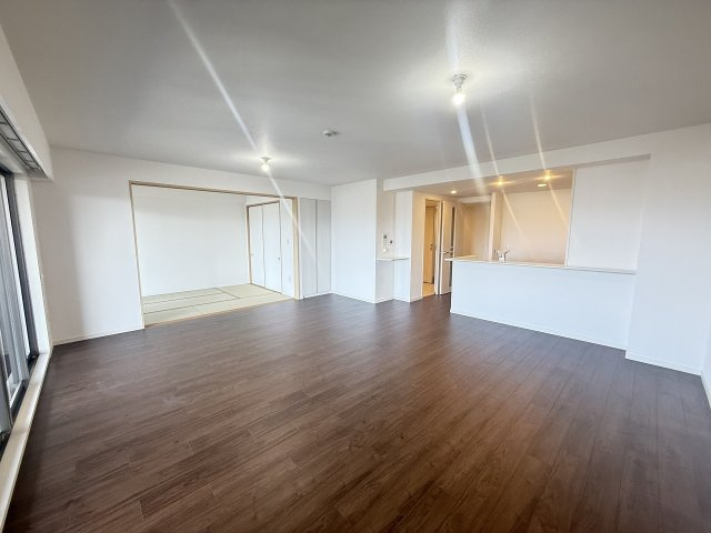 レーベンリヴァーレ南大沢　ヒルズ棟の居間・リビング|～22.2帖の明るく開放的なLDK、家族団欒の時間をお過ごしいただけます～