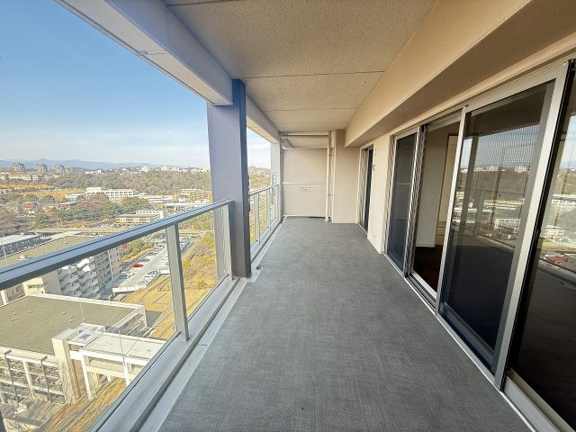 レーベンリヴァーレ南大沢　ヒルズ棟のバルコニー|～洗濯物をタップリ干しても余裕のあるワイドバルコニー～