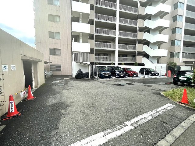 レーベンリヴァーレ南大沢　ヒルズ棟の駐車場|～駐車場空き要事前確認～