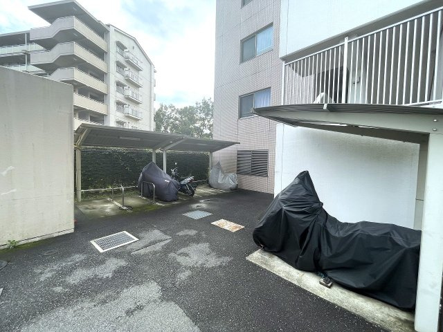 レーベンリヴァーレ南大沢　ヒルズ棟の駐輪場|～バイク置場～
