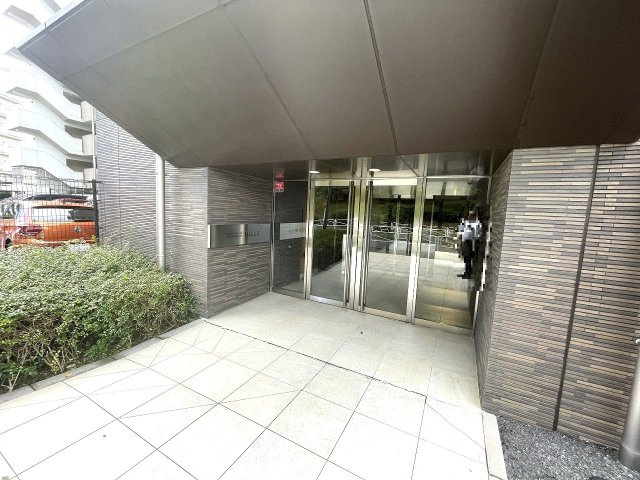 レーベンリヴァーレ南大沢　ヒルズ棟のエントランス|～管理形態は全部委託式、キレイにメンテナンスされているマンションです～