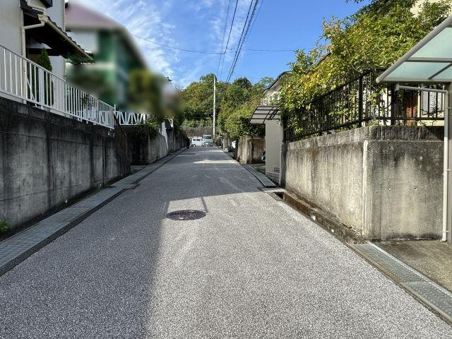 高知市潮見台1丁目　中古戸建ての前面道路含む現地写真
