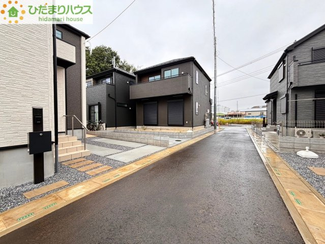 上尾市地頭方　5期　新築一戸建て　グラファーレ　10の前面道路含む現地写真|幅員4Mの整備された道路♪
