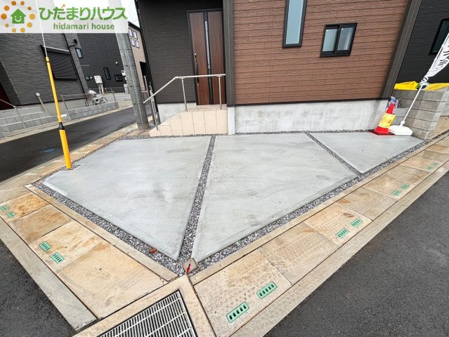 上尾市地頭方　5期　新築一戸建て　グラファーレ　11の駐車場