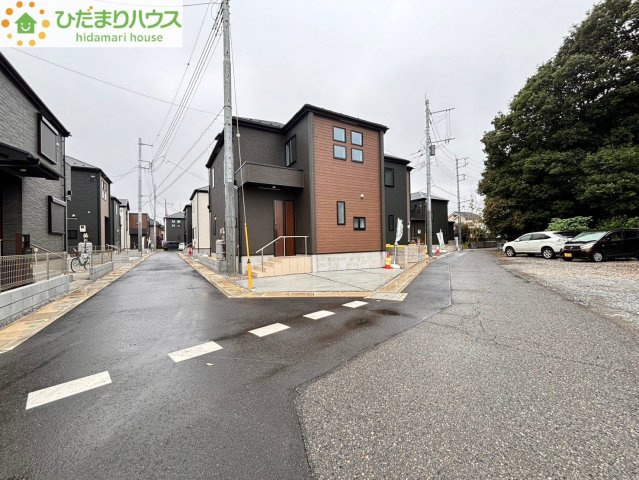 上尾市地頭方　5期　新築一戸建て　グラファーレ　11の前面道路含む現地写真|幅員4Mの開発道路♪