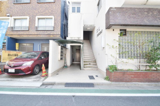 【エントランス】 | お客様を、そして住人を出迎えてくれるマンションのエントランス。ゴミが落ちていないことからも、管理状態の良さや住民の節度の高さが見て取れます。～即日のご見学可能～　お問合せはお気軽にどうぞ。
