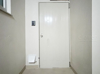 【その他共用部分】 | 皆様をお迎えする、お部屋の玄関ドア。開けやすさや開放角度、ドアノブの操作しやすさや鍵の形状などを、現地で一度ご確認ください。～即日のご見学可能～　お問合せはお気軽にどうぞ。
